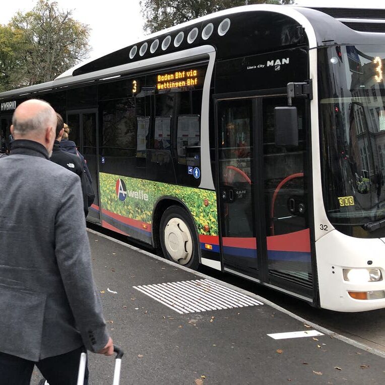 BehiG-Baden: Beispielbild Trottoir, Einstieg in Bus
