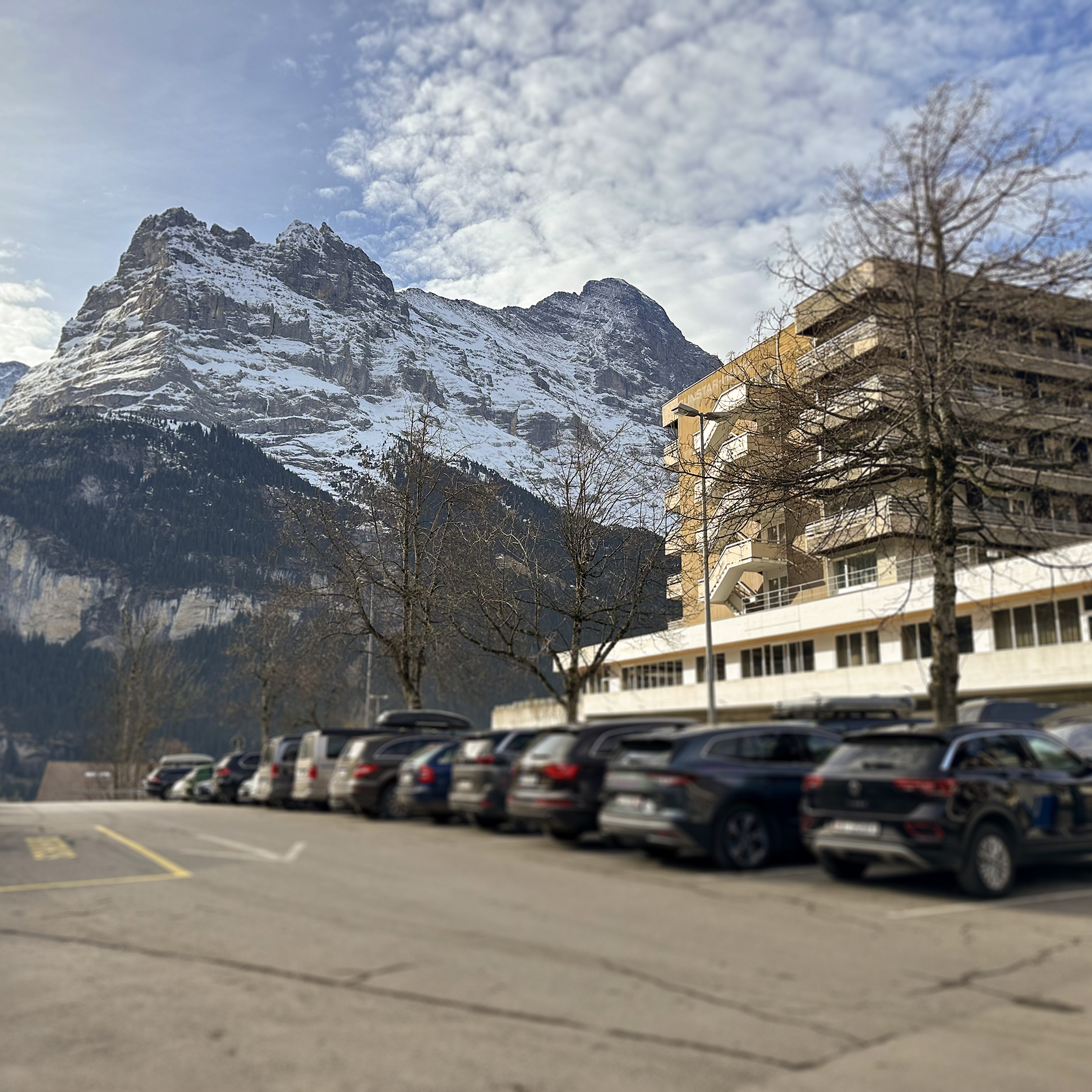 Grindelwald: Parkplatz vor Bergpanorama