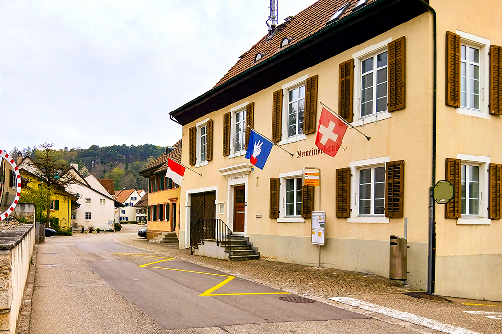 Ortsdurchfahrt Gempen vor Gemeindehaus